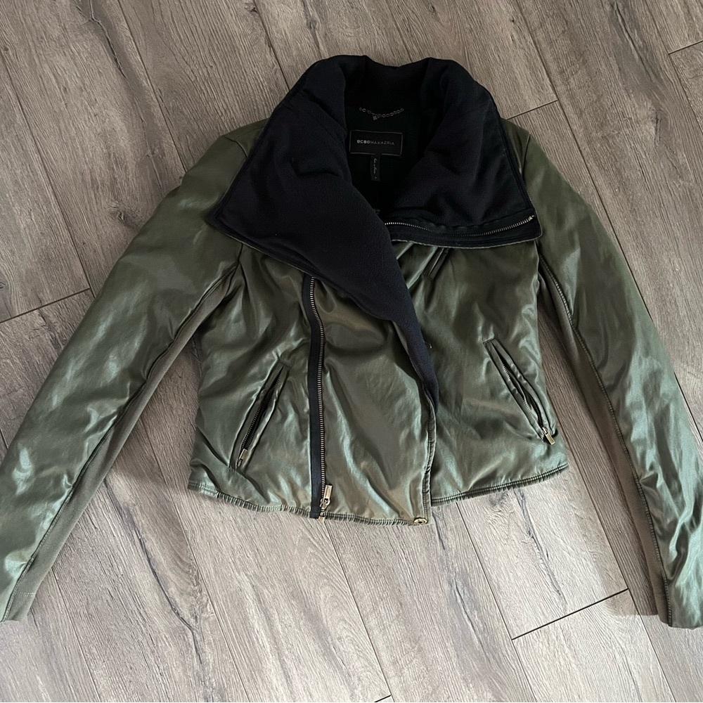 BCBGMaxAzria Green Utility Jacket with Wide Collar and Fitted Silhouette